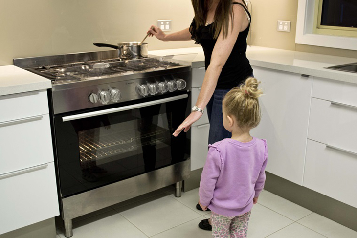 Tránh để trẻ nhỏ chưa đủ nhận thức sử dụng bếp ga cách tùy ý